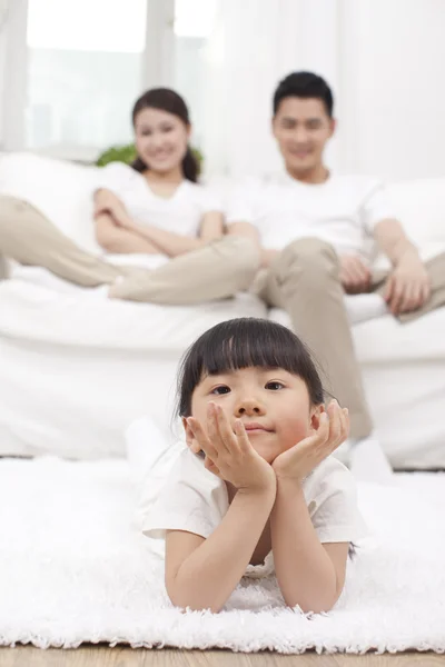 Mädchen im Wohnzimmer — Stockfoto