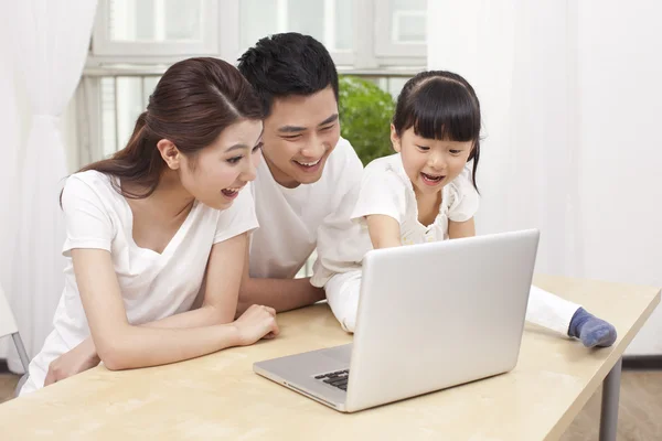 Kleines Mädchen mit Laptop — Stockfoto