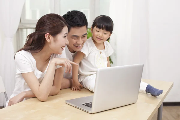 Klein meisje met laptop — Stockfoto