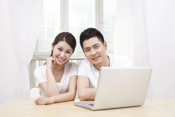 Couple Using Laptop — Stock Photo, Image