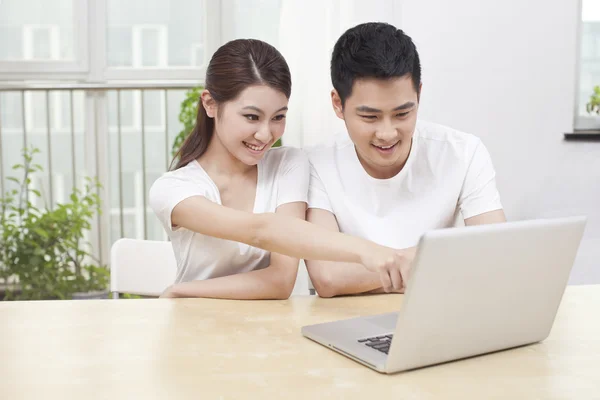 Couple Using Laptop — Stock Photo, Image