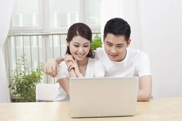 Couple Using Laptop — Stock Photo, Image