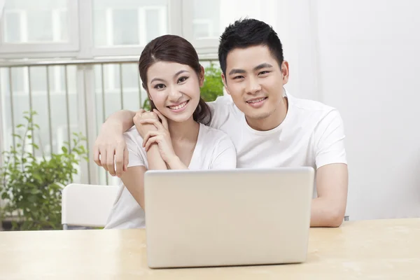 Couple Using Laptop — Stock Photo, Image