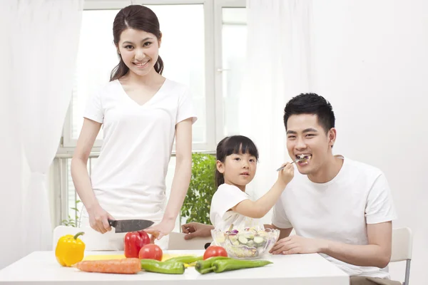 Family preparing a salad — Stock Photo, Image