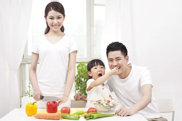 Famiglia preparare un'insalata — Foto Stock