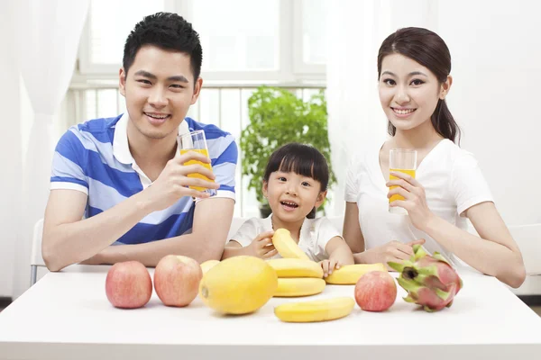 Familia haciendo jugo —  Fotos de Stock