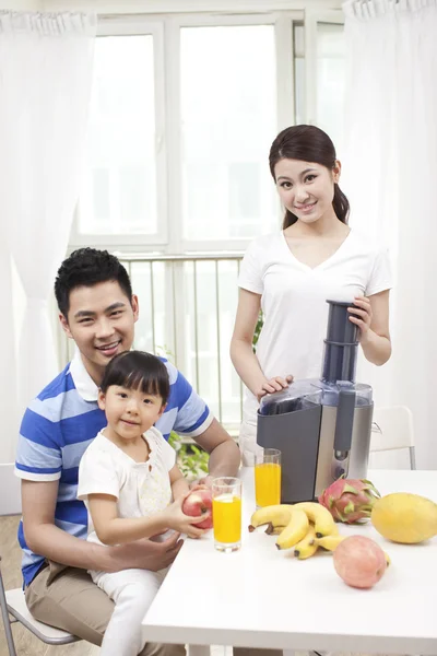 Family making juice — Stock Photo, Image