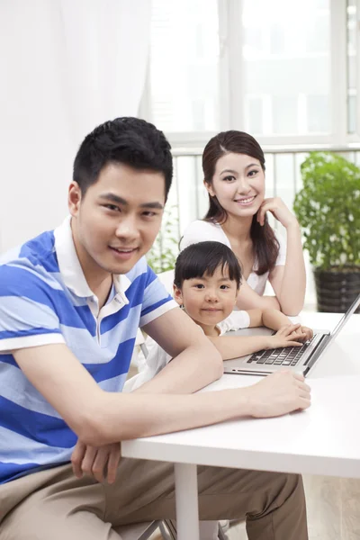 Gezin met laptop — Stockfoto