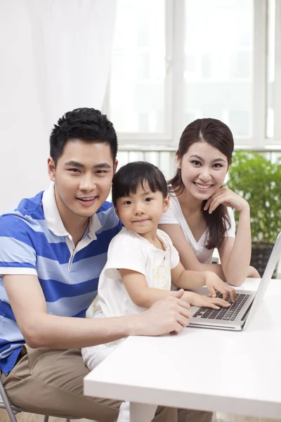 Familj som använder bärbar dator — Stockfoto