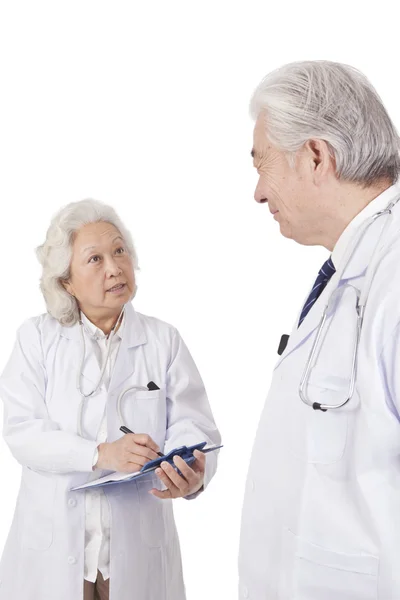 Dois médicos seniores — Fotografia de Stock