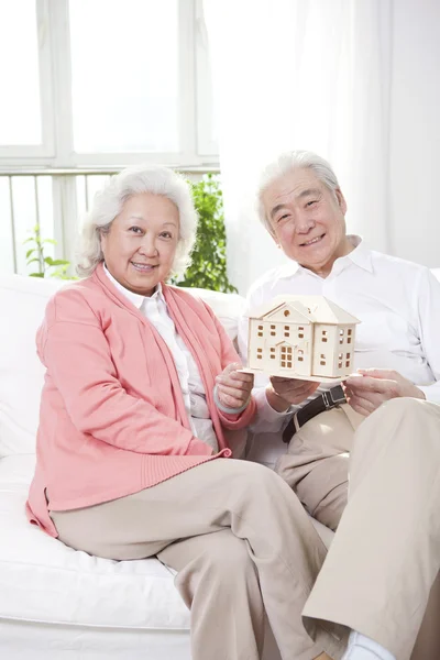 Couple holding building model — Stock Photo, Image