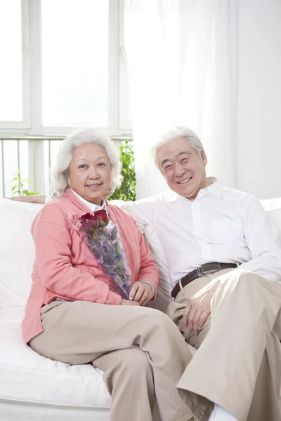 Paar houden van een bos van rozen — Stockfoto