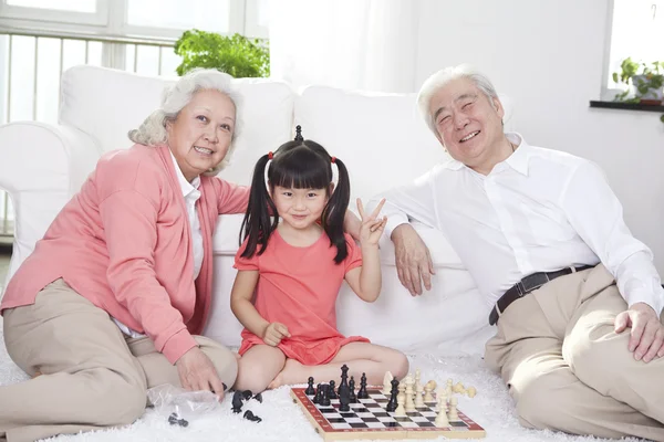 Par med barnbarn spelar — Stockfoto