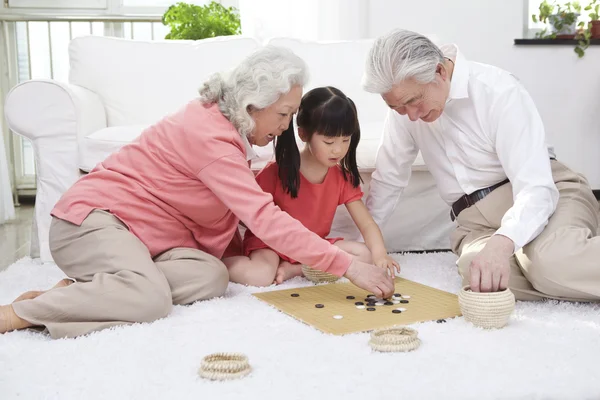 Par med barnbarn spelar — Stockfoto
