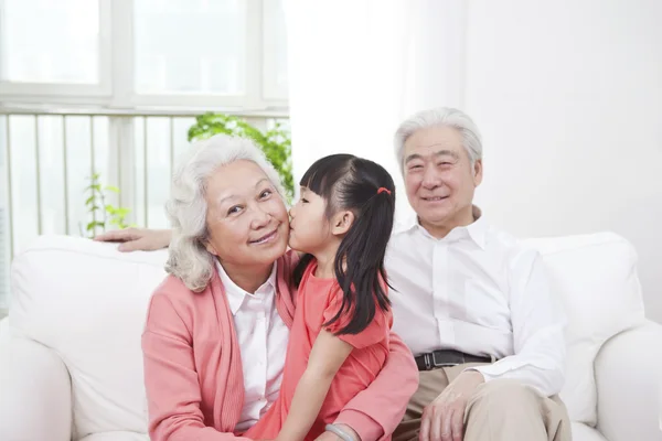Par med barnbarn — Stockfoto