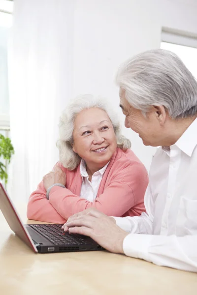 Senior par med bärbar dator — Stockfoto