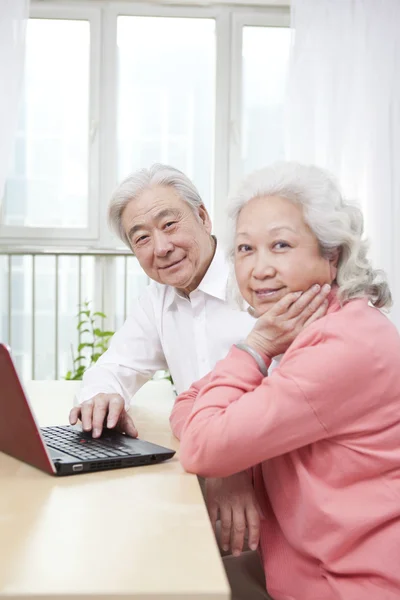 Casal usando laptop — Fotografia de Stock