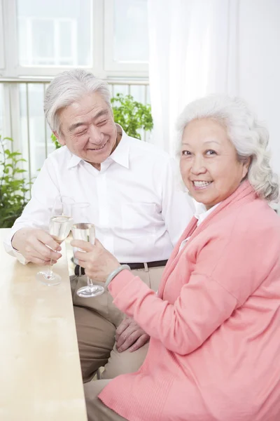 Couple toasting for anniversary — Stock Photo, Image