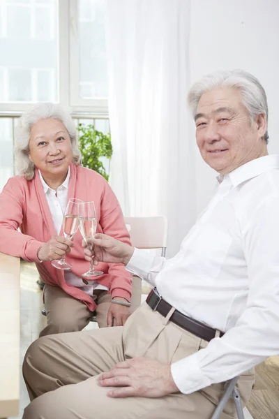 Couple toasting for anniversary — Stock Photo, Image