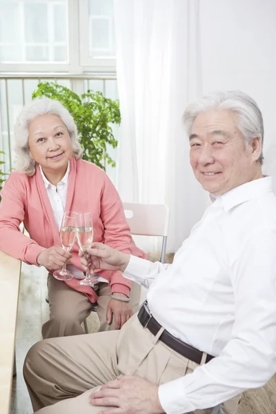 Paar stößt auf Jubiläum an — Stockfoto