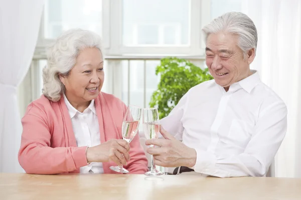 Couple toasting for anniversary — Stock Photo, Image