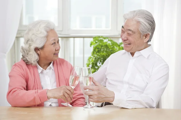 Couple toasting for anniversary — Stock Photo, Image
