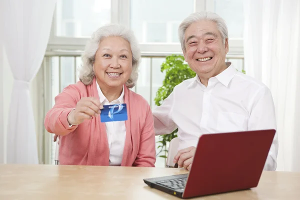 Starsza para posiadająca kartę kredytową — Zdjęcie stockowe
