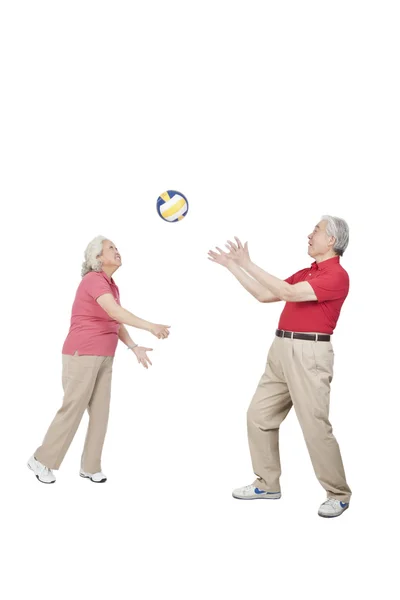 Старшая пара проводит волейбол — стоковое фото