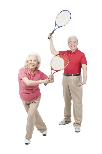 Casal segurando raquetes de tênis — Fotografia de Stock