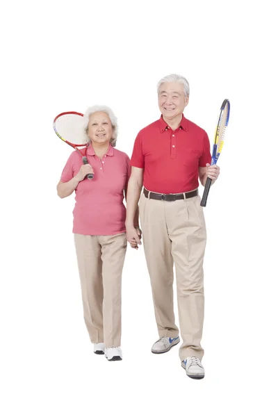 Couple holding tennis rackets — Stock Photo, Image