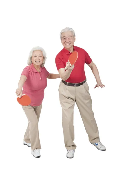 Paar hält Tennisschläger in der Hand — Stockfoto