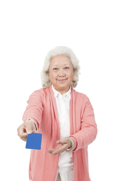Žena držící název karty — Stock fotografie