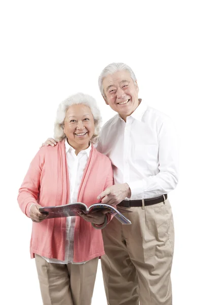 Seniorenpaar hält Buch — Stockfoto