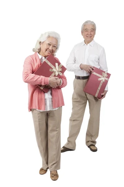 Paar hält Geschenkbox in Händen — Stockfoto