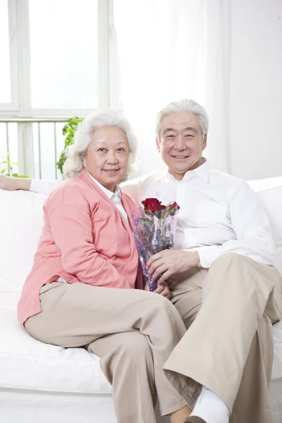 Casal segurando um monte de rosas — Fotografia de Stock