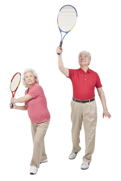 Casal segurando raquetes — Fotografia de Stock