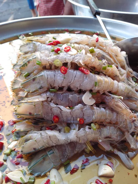 Gottesanbeterin Garnelen-Mischung mit Chili, Knoblauch und Fischsauce — Stockfoto