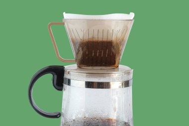 Yaşam tarzı konsepti, kahve takımlarına sıcak su dökerek kahve yapmak..