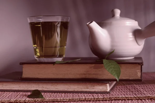 茶葉とティーポット付きの新鮮な緑茶 — ストック写真