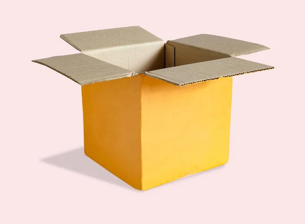 背景に配達のための茶色の箱を開く — ストック写真