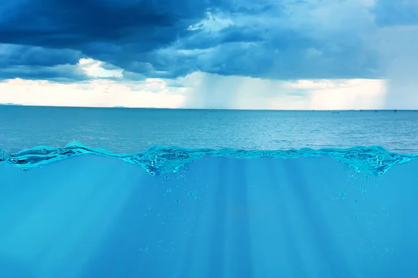Tormenta Sobre Superficie Del Océano Con Salpicaduras Burbujas Aire —  Fotos de Stock