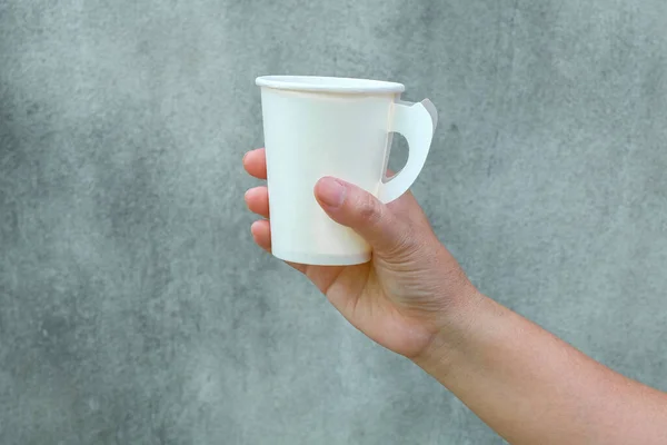 Kâğıt Kahve Bardaklarını Kadınların Eline Vermek Için — Stok fotoğraf