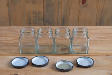 Ahşap arka planda boş kavanoz şişeleri.