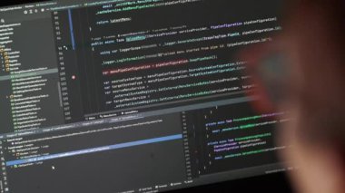 Dizüstü bilgisayara programlama kodu yazıyorum. Bilgisayar monitöründeki web sitesi kodları.