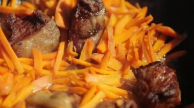 Havuç ve et kazanda yağda kızartılır.