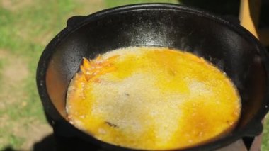 Pilaf geleneksel bir Doğu Asya yemeğidir. Bir kazanda, açık ateşin üzerinde hazır.