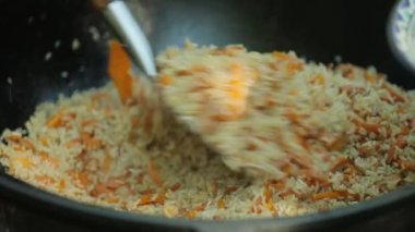Pilaf geleneksel bir Doğu Asya yemeğidir. Bir kazanda, açık ateşin üzerinde hazır.