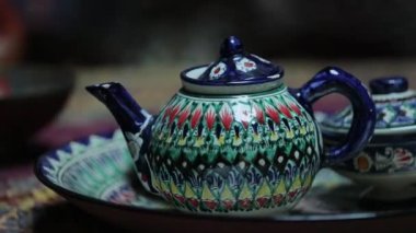 Orta Asya 'nın geleneksel yemekleri. Çaydanlık ve çay fincanı.