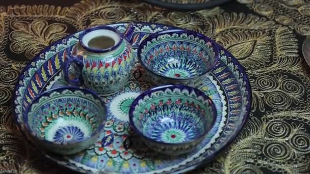 Plats traditionnels à motifs d'Asie centrale. Une théière et trois tasses à thé — Video