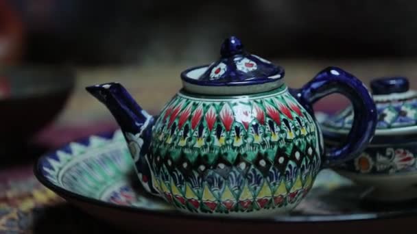 Platos tradicionales estampados de Asia Central. Una tetera y tazas de té — Vídeo de stock